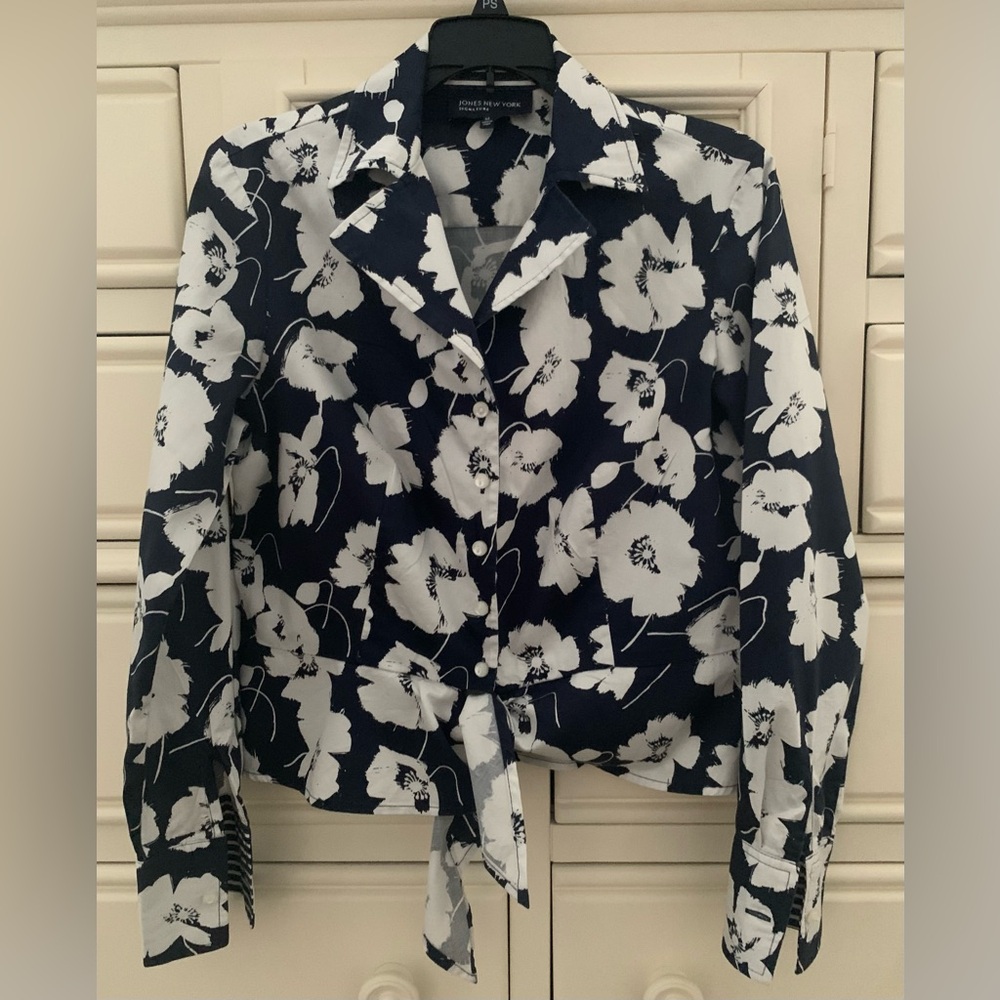 Dark blue & white floral button up top. Size medium.